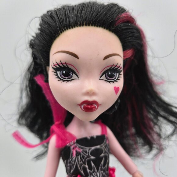 Monster High Draculaura Frights Camera Action Black Carpet Doll Mattel 2008 Read - Picture 3 of 16
